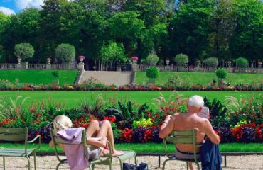 Zwei Rentner entspannen sich im Park. Die betriebliche Altersvorsorge erleichtert Ihr Leben.